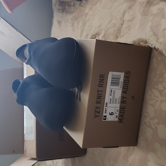 Brand New Yeezy Knit Runner size 6 mens/womens 8 - Picture 4 of 4